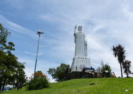 Lais Puzzle - Der Cristo Bendicente ist eine Skulptur, die sich auf dem Gipfel des Cerro San Javier befindet. - 100, 200, 500, 1.000 & 2.000 Teile
