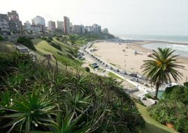 Lais Puzzle - Blick auf die Küste mit einem Teil der Stadtsilhouette im Hintergrund, Mar del Plata, Buenos Aires, Argentinien - 100, 200, 500, 1.000 & 2.000 Teile
