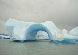 Lais Puzzle - Blick auf einen blauen Eisberg, der im Argentino-See in der Nähe des Upsala-Gletschers schwimmt, Santa Cruz, Argentinien. - 100, 200, 500, 1.000 & 2.000 Teile