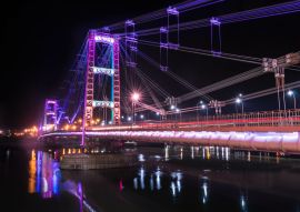 Lais Puzzle - Nachtansicht der Brücke Ingeniero Marcial Candioti mit ihrer LED-Beleuchtung - 100, 200, 500, 1.000 & 2.000 Teile
