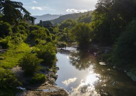 Lais Puzzle - Blick auf den Sonnenuntergang in den Bergen, der das Sonnenlicht auf dem Fluss während der Sommersaison in La Cumbrecita, Cordoba, Argentinien reflektiert - 100, 200, 500, 1.000 & 2.000 Teile