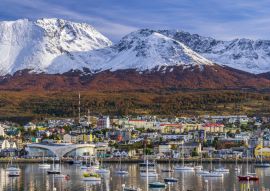 Lais Puzzle - Ein Blick auf die Bucht und die Stadt Ushuaia vor dem Hintergrund der schneebedeckten Anden im Herbst, Feuerland, Patagonien, Argentinien - 100, 200, 500, 1.000 & 2.000 Teile