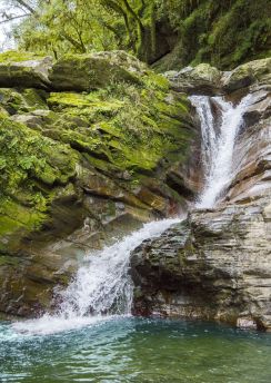 Lais Puzzle - Blick auf einen schönen Wasserfall und Bach im Wald des Nationalparks Los Sosa in Tucuman, Argentinien. - 100, 200, 500, 1.000 & 2.000 Teile