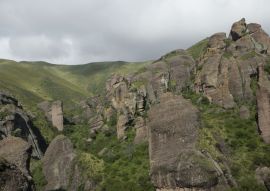 Lais Puzzle - Jurassische Landschaft. Panoramablick auf die Berge, den grünen Wald und die Felsformationen Los Terrones in Cordoba, Argentinien - 100, 200, 500, 1.000 & 2.000 Teile