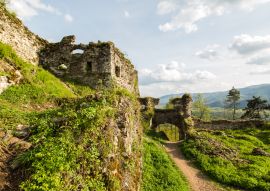 Lais Puzzle - Die Ruinen der Burg. Burg Khust (ruini). Die Burg wurde als königlich-ugrische Festung zum Schutz der Salzstraße von Solotvyn, einschließlich des Khust-Tors und der Umgebung, gebaut. Es ist ein Denkmal von nationaler Bedeutung Architektur...
