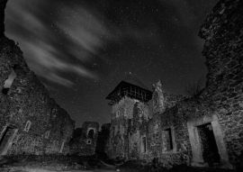 Lais Puzzle - Ruinen von Nevitsky Castle in der Nähe von Uzhgorod, Ukraine mit vielen glänzenden Sternen am dunklen Himmel. Schwarz-Weiß-Version. Nevitsky Burg. Eines der ältesten Gebäude in den Unterkarpaten mit einer internationalen Bedeutung. Das...