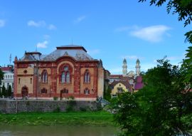 Lais Puzzle - Bau der alten Synagoge am Ufer des Flusses und des Glockenturms der Heilig-Kreuz-Kathedrale, Uzhgorod, UkraineSzabolcs im neo-maurischen Stil und 1904 eröffnet. - 100, 200, 500, 1.000 & 2.000 Teile