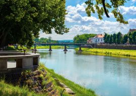 Lais Puzzle - Ufer des Flusses Uzh. wunderschöne Stadtlandschaft im Sommer. Blick aus dem Schatten einer Linde Äste. Brücke in der Ferne. Uzhgorod ist eine sehr grüne Stadt. Obwohl auf den ersten Blick nicht viele Parks, aber sie besetzen einen...