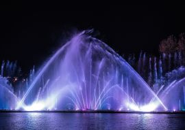 Lais Puzzle - Musikalischer Multimedia-Brunnen mit bunten Lichtern bei Nacht. Ukraine, Winnyzaa - 100, 200, 500, 1.000 & 2.000 Teile