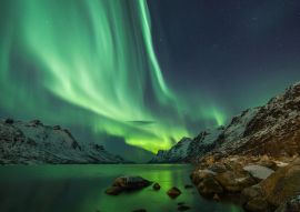 Lais Puzzle - Aurora Borealis reflektiert zwischen zwei Fjorden in Tromsø - 100, 200, 500 & 1.000 Teile