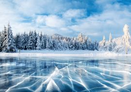 Lais Puzzle - Blaues Eis und Risse auf der Oberfläche des Eises. Gefrorener See unter einem blauen Himmel im Winter. Die Hügel der Kiefern. Der Winter. Karpaten, Ukraine, Europa - 1.000 Teile