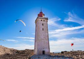 Lais Puzzle - Gleitschirmflieger am versandeten Leuchtturm Rubjerg Knude - 100, 200, 500 & 1.000 Teile
