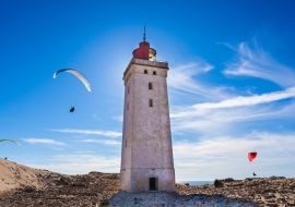 Lais Puzzle - Gleitschirmflieger am versandeten Leuchtturm Rubjerg Knude - 1.000 Teile