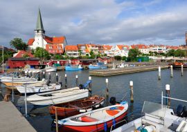 Lais Puzzle - Jachthafen und weiße Kirche in Ronne, Bornholm, Dänemark - 100, 200, 500 & 1.000 Teile