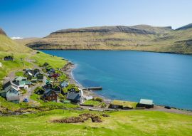 Lais Puzzle - Kleines Dorf auf den Färöern an einem sonnigen Tag - 100, 200, 500 & 1.000 Teile