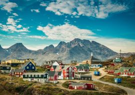 Lais Puzzle - Kleine Stadt an der Ostküste Grönlands mit bunten Häusern und Berghintergrund - 100, 200, 500 & 1.000 Teile