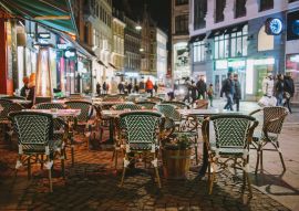Lais Puzzle - Öffentliches Restaurant in den Straßen Kopenhagens bei Nacht mit Neonlicht und Vintage-Stühlen - 100, 200, 500 & 1.000 Teile