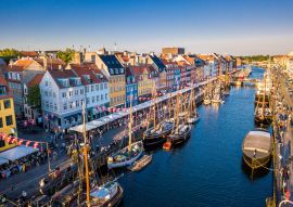 Lais Puzzle - Erstaunliches historisches Stadtzentrum. Nyhavn New Harbour Kanal und Unterhaltungsviertel in Kopenhagen, Dänemark. Der Kanal beherbergt viele historische Holzschiffe. Luftaufnahme von oben - 100, 200, 500 & 1.000 Teile