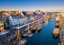 Lais Puzzle - Erstaunliches historisches Stadtzentrum. Nyhavn New Harbour Kanal und Unterhaltungsviertel in Kopenhagen, Dänemark. Der Kanal beherbergt viele historische Holzschiffe. Luftaufnahme von oben - 1.000 Teile