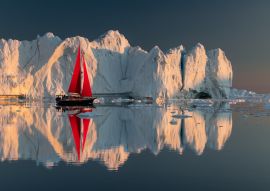 Lais Puzzle - Grönland Mitternacht Sonnenuntergang Eisberg perfekte Reflexion Panorama mit roten Segelschiff - 100, 200, 500 & 1.000 Teile