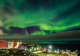 Lais Puzzle - Grünes, helles, von den Wolken verdecktes Nordlicht über dem Inuit-Dorf am Fjord, Stadt Nuuk, Grönland - 100, 200, 500 & 1.000 Teile