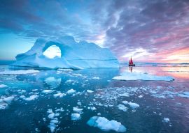 Lais Puzzle - Kleines rotes Segelboot, das zwischen schwimmenden Eisbergen im Disko-Gletscher während der Mitternachtssonne im Polarsommer kreuzt. Ilulissat, Grönland - 100, 200, 500 & 1.000 Teile
