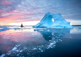 Lais Puzzle - Kleines rotes Segelboot, das zwischen schwimmenden Eisbergen im Disko Bay Gletscher während der Mitternachtssonne des Polarsommers kreuzt. Ilulissat, Grönland - 100, 200, 500 & 1.000 Teile