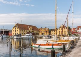 Lais Puzzle - Alte Segelboote und riesige Lagerhäuser im Hafen von Svendborg - 100, 200, 500 & 1.000 Teile