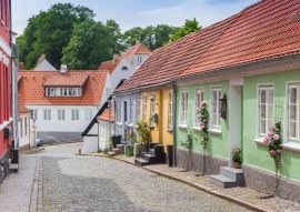 Lais Puzzle - Panorama einer Straße mit kleinen bunten Häusern in Haderslev, Dänemark - 100, 200, 500 & 1.000 Teile