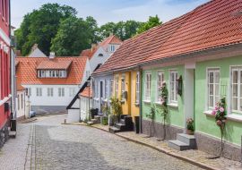 Lais Puzzle - Panorama einer Straße mit kleinen bunten Häusern in Haderslev, Dänemark - 1.000 Teile