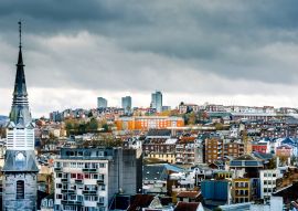 Lais Puzzle - Turm der Kirche "Notre-Dame des Récollets" und Stadtbild von Verviers mit einem dramatischen Himmel - 100, 200, 500 & 1.000 Teile