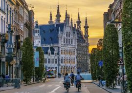 Lais Puzzle - Leuven, Belgien Blick auf die Kuppeln des Historischen Rathauses von Leuven, bei Bondgenotenlaan, goldener Sonnenuntergang - 100, 200, 500 & 1.000 Teile