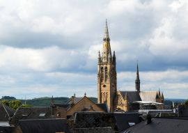 Lais Puzzle - Kirche von Arlon über den Dächern der Altstadt bei bewölktem Himmel, Belgien - 100, 200, 500 & 1.000 Teile