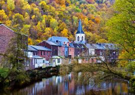 Lais Puzzle - Blick auf den Fluss Vesdre und die Kirche Saint Francois Xavier in der belgischen Stadt Chaudfontaine, Wallonien - 100, 200, 500 & 1.000 Teile