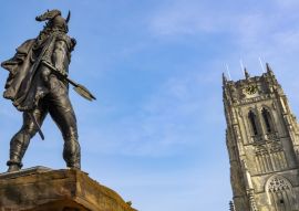 Lais Puzzle - Rückansicht der Ambiorix-Statue in Tongeren, der ältesten Stadt Belgiens, mit dem Turm der Basilika Unserer Lieben Frau in Tongeren im Hintergrund - 100, 200, 500 & 1.000 Teile