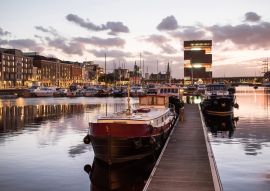 Lais Puzzle - Antwerpen, Belgien, schöne Nachtansicht des modernen Eilandje-Viertels und des Hafens. Kleines Inselviertel und Segelschiff bei Sonnenuntergang. Beliebtes Reiseziel und Touristenattraktion - 100, 200, 500 & 1.000 Teile