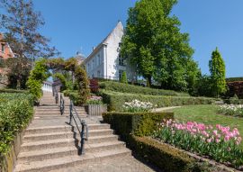 Lais Puzzle - Öffentlicher Park mit Treppe und schön angelegtem Frühlingsgarten auf einem Berg im Dorfzentrum von Heist-op-den-Berg, Provinz Antwerpen, Belgien - 100, 200, 500 & 1.000 Teile