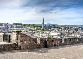 Lais Puzzle - Londonderry, Nordirland: Skyline von Derry mit St. Eugene's Cathedral in der Nähe von Free Derry Corner, Stadtmauer, Horizont und blauem Himmel - 100, 200, 500 & 1.000 Teile