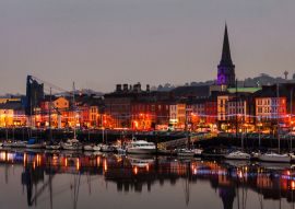 Lais Puzzle - Waterford, Irland. Panoramablick auf eine Stadtlandschaft bei Nacht - 100, 200, 500 & 1.000 Teile