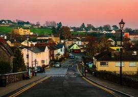 Lais Puzzle - Cashel, Irland. Luftaufnahme einer kleinen Stadt am Abend - 100, 200, 500 & 1.000 Teile