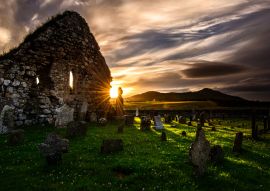 Lais Puzzle - Letzter Sonnenstrahl bei Sonnenuntergang auf der Kilwirra Church - Templetown, Dundalk, Grafschaft Louth, Irland - 100, 200, 500 & 1.000 Teile