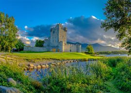 Lais Puzzle - Idyllische Landschaft von Ross Castle im Killarney National Park in Irland. Reise mit dem Auto durch den Ring of Kerry - 100, 200, 500 & 1.000 Teile