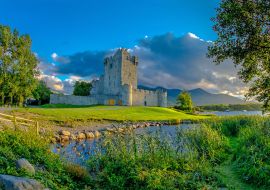 Lais Puzzle - Idyllische Landschaft von Ross Castle im Killarney National Park in Irland. Reise mit dem Auto durch den Ring of Kerry - 1.000 Teile