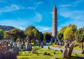 Lais Puzzle - Steinerner Rundturm und einige Ruinen einer ursprünglich im 6. Jahrhundert errichteten Klostersiedlung im Tal von Glendalough, Grafschaft Wicklow, Irland - 100, 200, 500 & 1.000 Teile