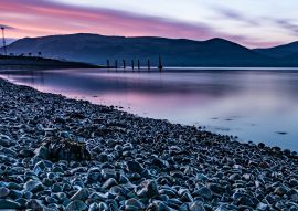 Lais Puzzle - Blaue Stunde in Greenore - kleine Stadt, Gemeinde und Tiefwasserhafen am Carlingford Lough in der Grafschaft Louth, Irland - 100, 200, 500 & 1.000 Teile