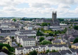 Lais Puzzle - Blick über die Stadt Kilkenny, Irland, vom runden Turm der St Canice's Cathedral mit einer Mischung aus moderner und mittelalterlicher Architektur unter einem bewölkten Himmel und der St Mary's Cathedral, die sich über der Stadt erhebt...