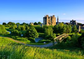 Lais Puzzle - Historische Burg von Trim mit Fußgängerbrücke. Spätes Tageslicht, Grafschaft Meath, Irland - 100, 200, 500 & 1.000 Teile