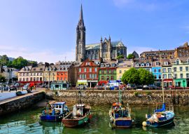 Lais Puzzle - Bunte Gebäude und alte Boote mit der Kathedrale im Hintergrund im Hafen von Cobh, County Cork, Irland - 100, 200, 500 & 1.000 Teile