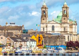 Lais Puzzle - Schöner Blick auf die Pfarrkirche Ss. Peter und Paul und die Burg in der Stadt Athlone am Fluss Shannon, ein wunderschöner bewölkter Tag in der Grafschaft Westmeath, Irland - 100, 200, 500 & 1.000 Teile