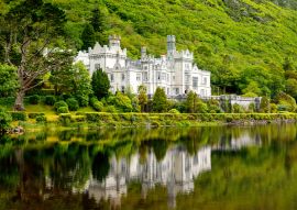 Lais Puzzle - Kylemore Abbey mit Wasserspiegelungen in Connemara, Grafschaft Galway, Irland, Europa. 1920 gegründetes Benediktinerkloster auf dem Gelände von Kylemore Castle. Mainistir na Coille Moire - 100, 200, 500 & 1.000 Teile